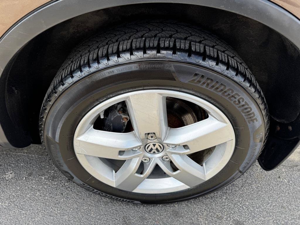 Used 2014 Volkswagen Touareg Sport image 2