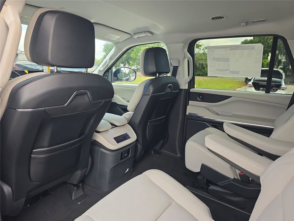 New 2026 Lincoln Navigator Premiere AWD/4WD image 13