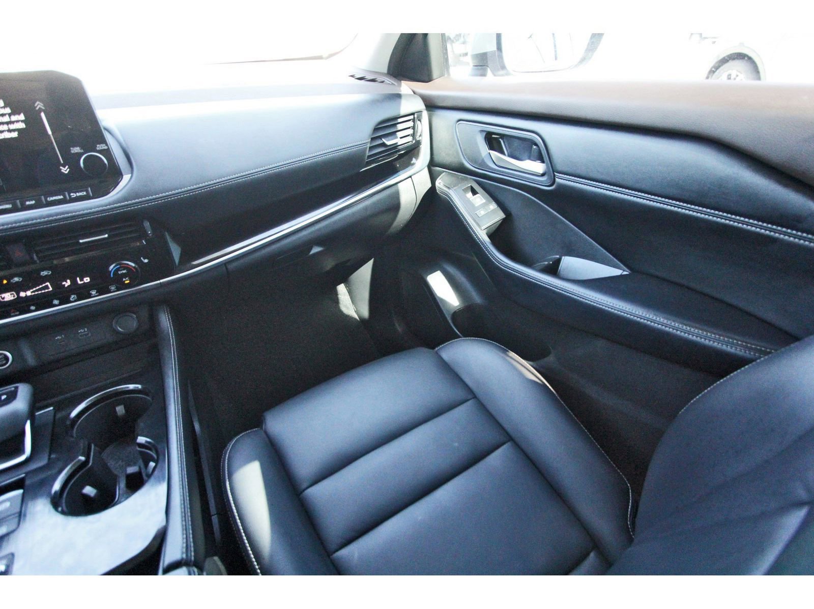 Used 2023 Nissan Rogue SL w/ SL Premium Package image 13