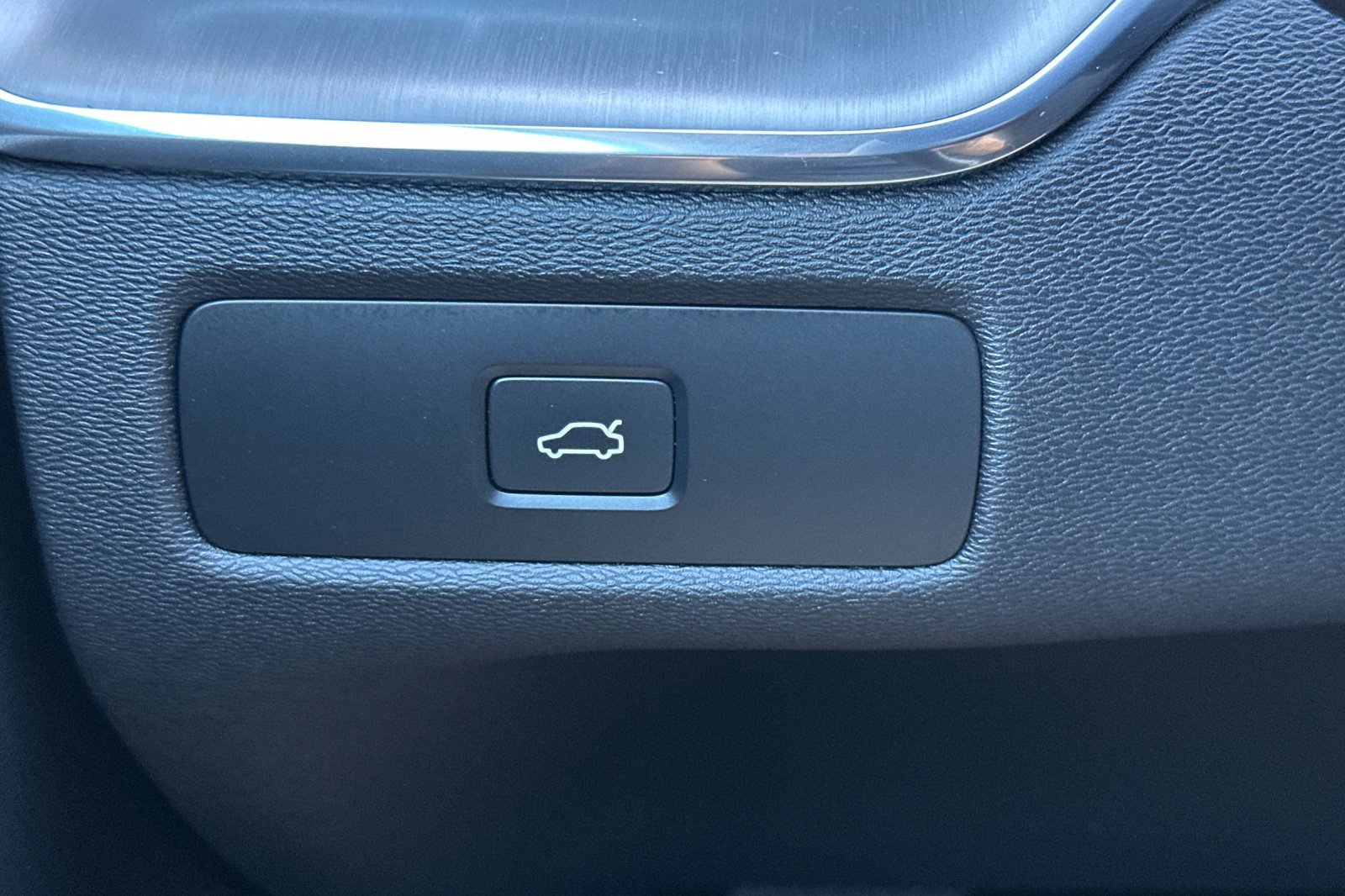 Certified 2023 Volvo XC60 B5 Core w/ Climate Package image 32