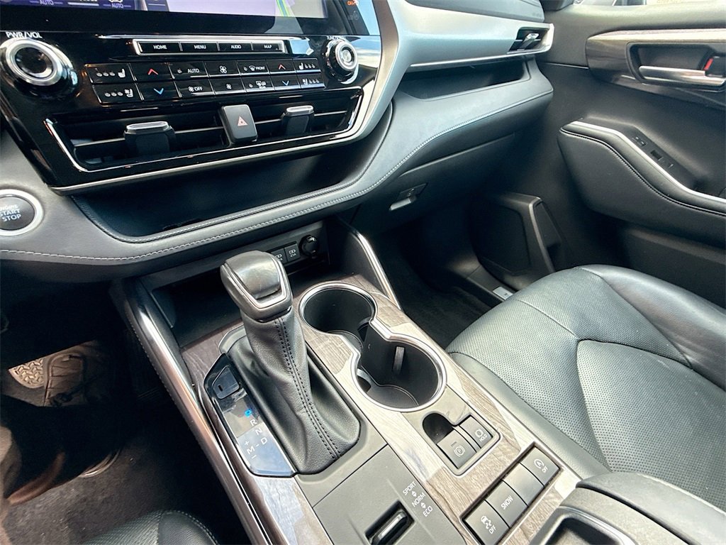 Used 2021 Toyota Highlander Limited image 17
