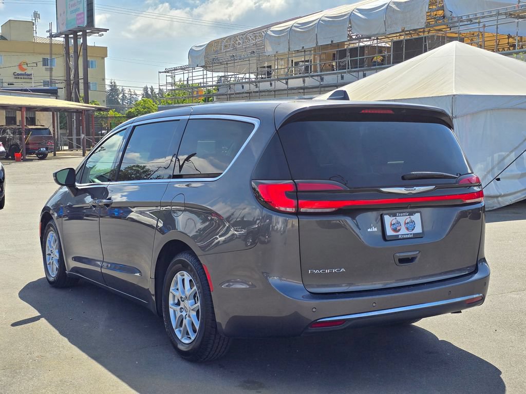 Used 2023 Chrysler Pacifica Touring-L FWD image 6