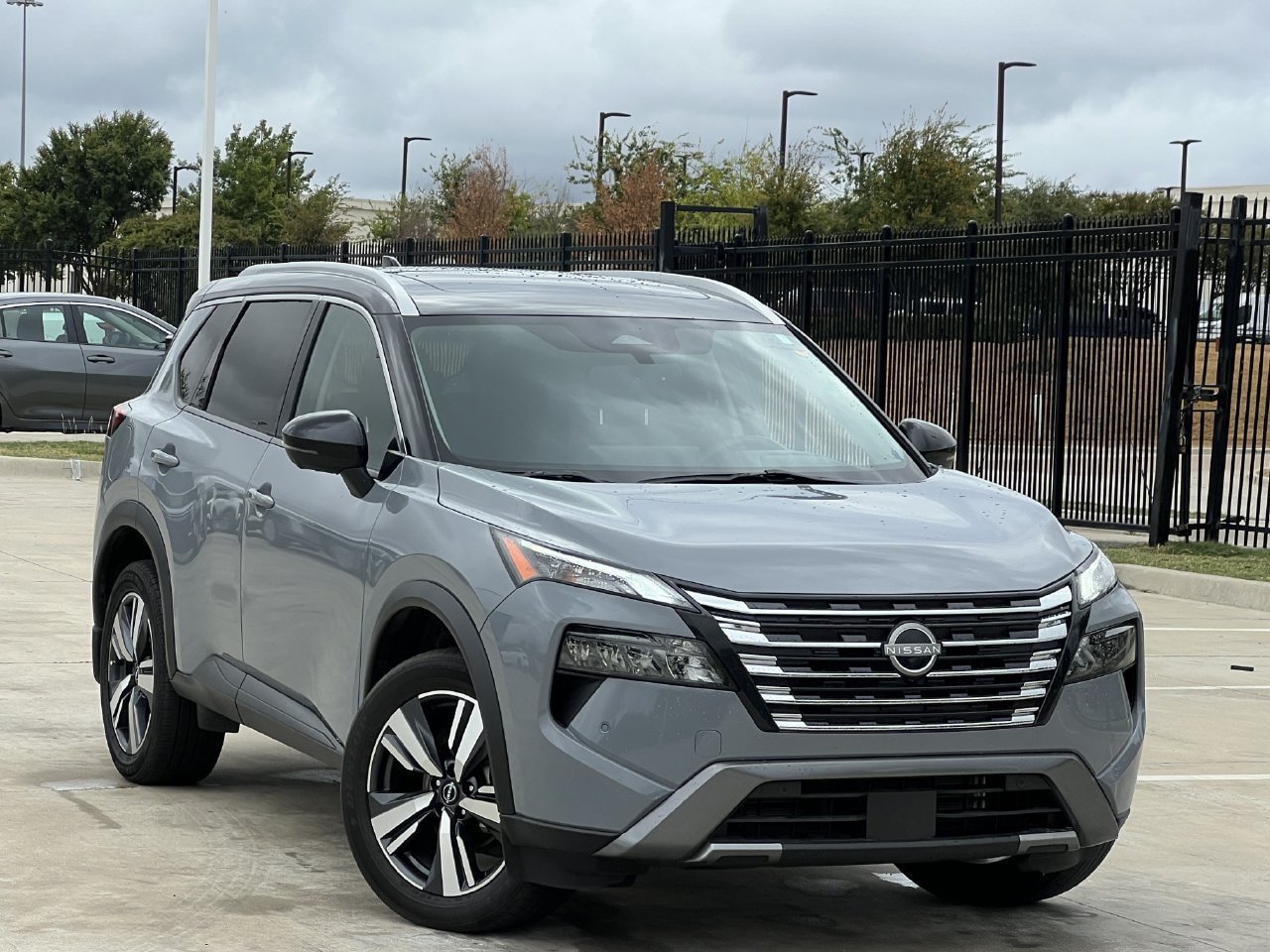 Used 2024 Nissan Rogue SL w/ SL Premium Package FWD image 2
