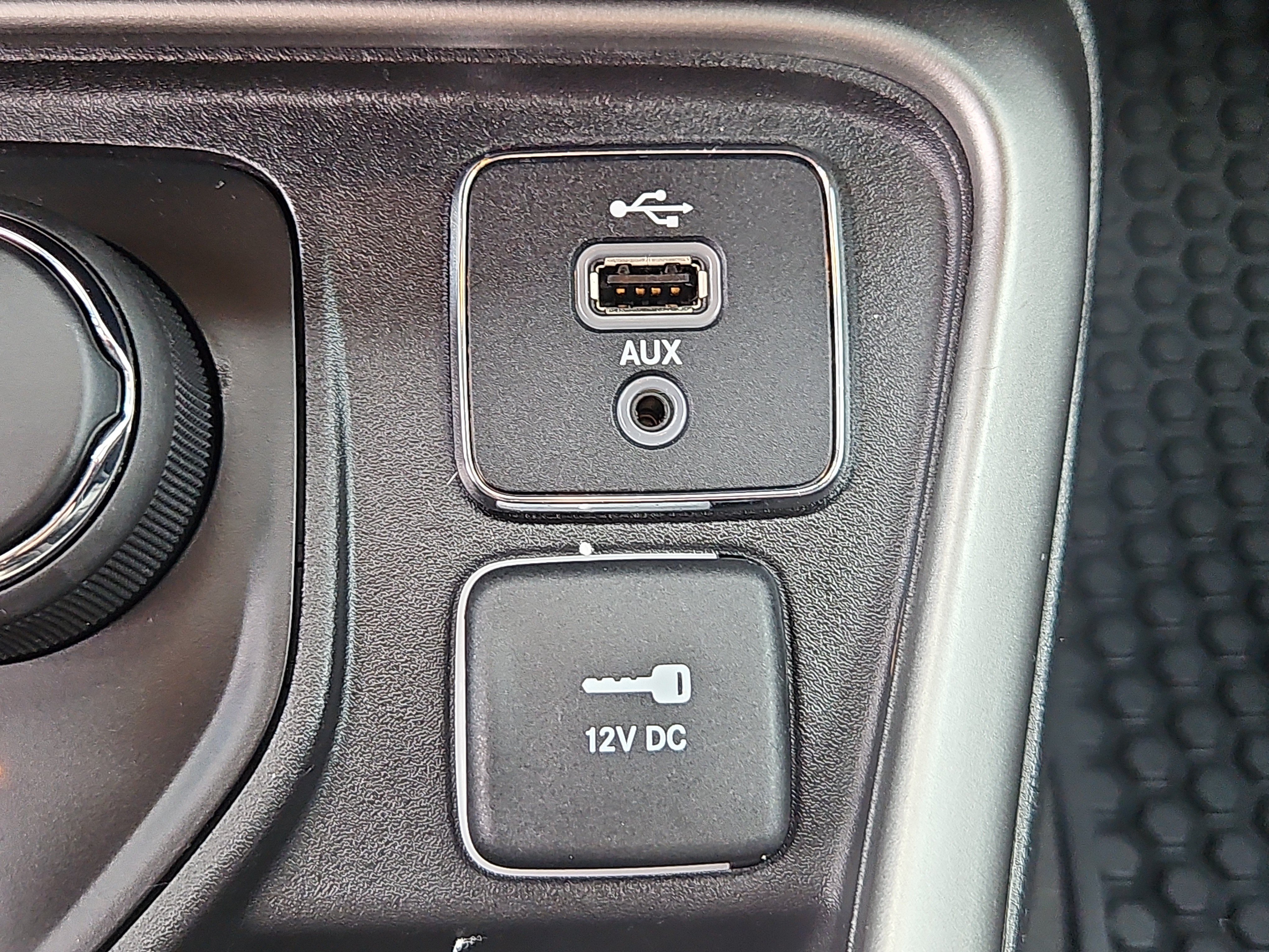 Used 2018 Jeep Compass Latitude w/ Cold Weather Group AWD/4WD image 11