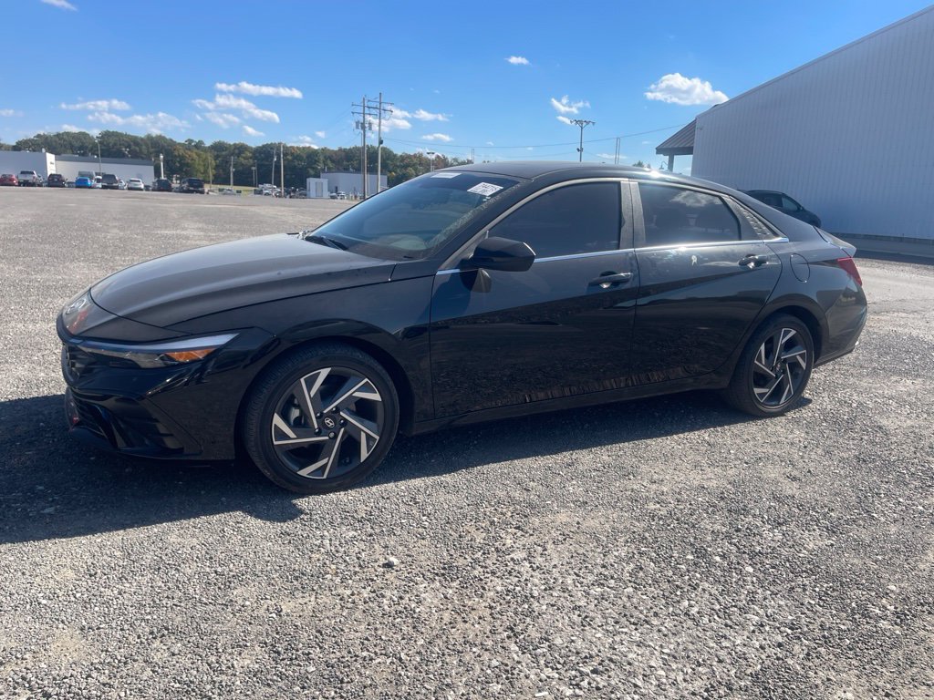 Used 2025 Hyundai Elantra SEL FWD image 2