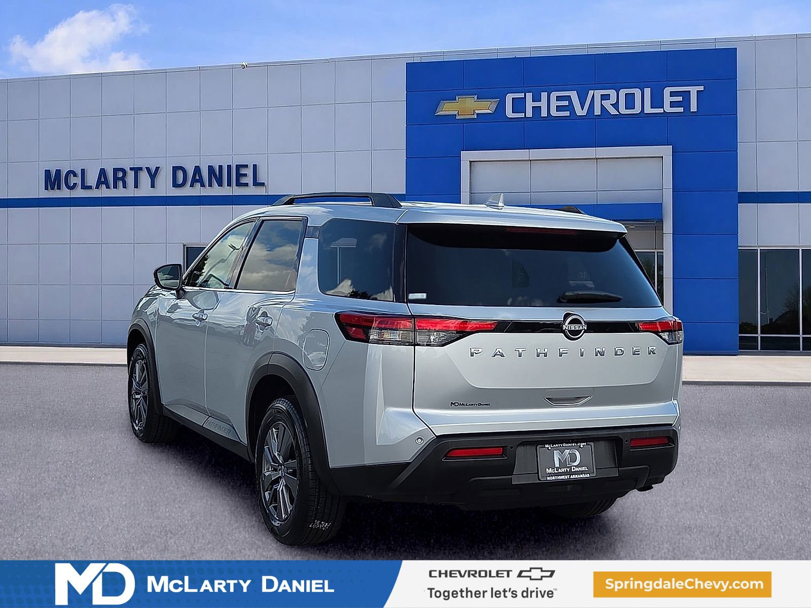 Used 2025 Nissan Pathfinder SV FWD image 4