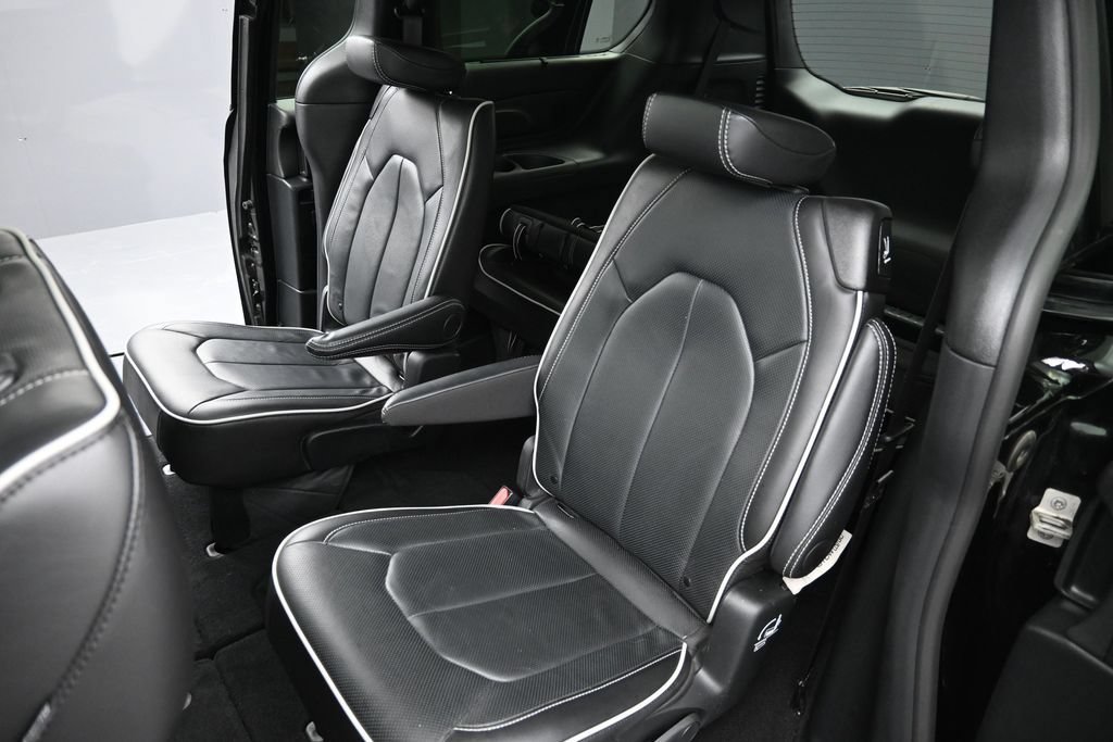 Used 2025 Chrysler Pacifica Limited FWD image 23