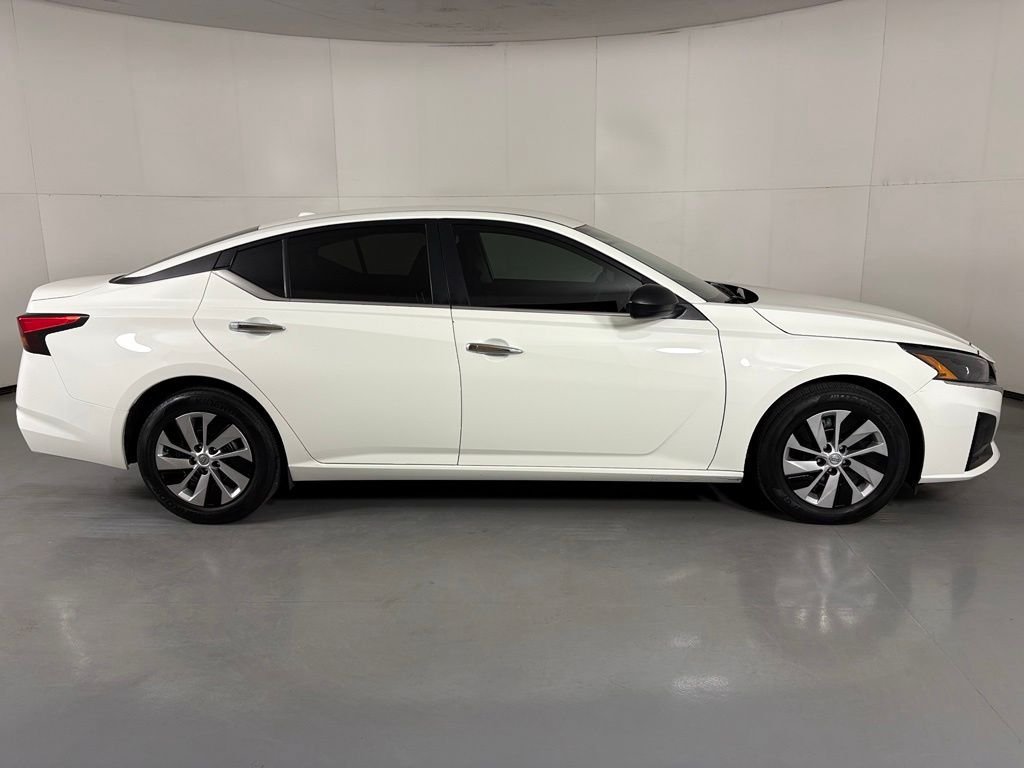 Used 2025 Nissan Altima 2.5 S FWD image 9