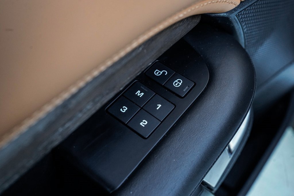 Used 2020 Land Rover Discovery HSE Luxury image 11