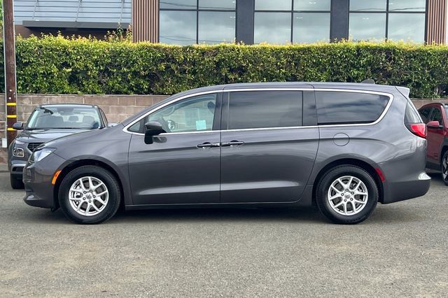 Used 2023 Chrysler Voyager LX image 10