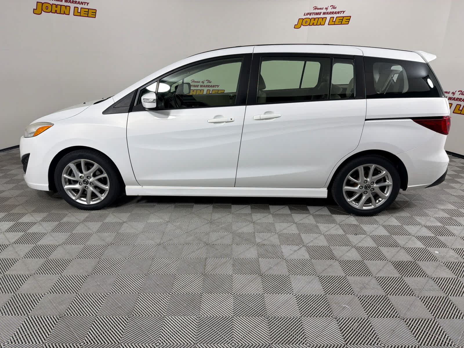 Used 2014 MAZDA MAZDA5 Touring w/ Moonroof & Audio Package FWD image 2