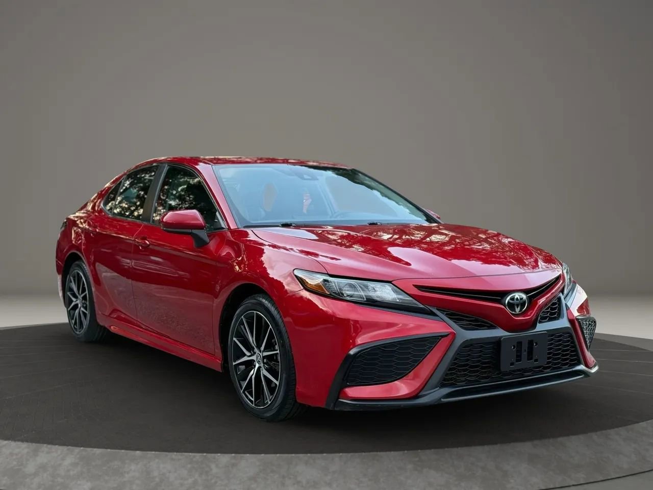 Used 2021 Toyota Camry SE image 3