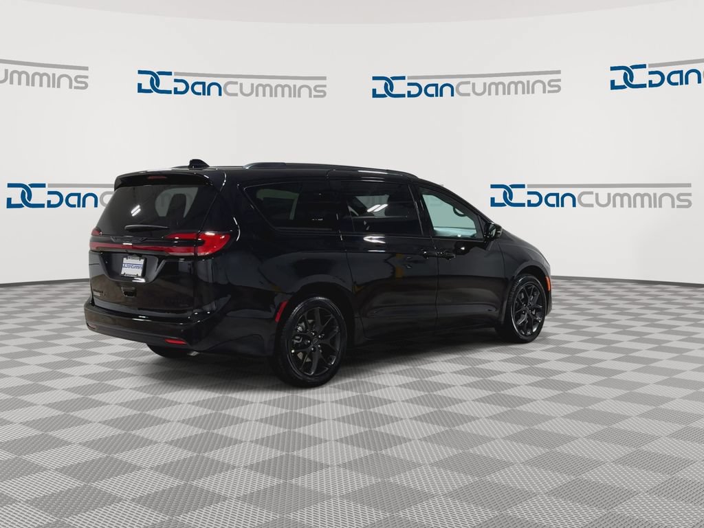 New 2027 Chrysler Pacifica Limited w/ Family Tech Group AWD/4WD image 8