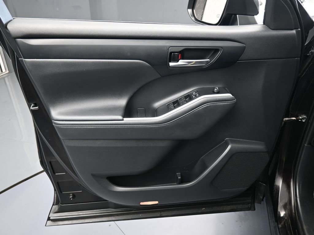 Used 2021 Toyota Highlander XLE image 12