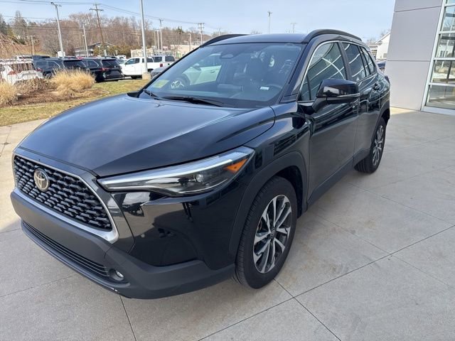 Used 2025 Toyota Corolla Cross XLE image 3