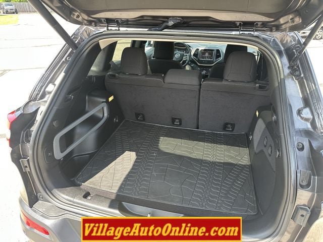 Used 2017 Jeep Cherokee Latitude w/ Comfort/Convenience Group AWD/4WD image 32