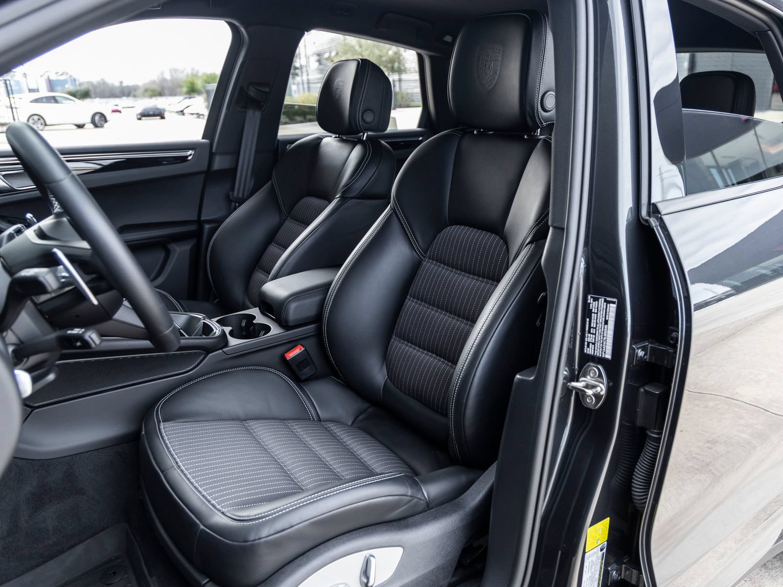 Certified 2025 Porsche Macan Turbo AWD/4WD image 5