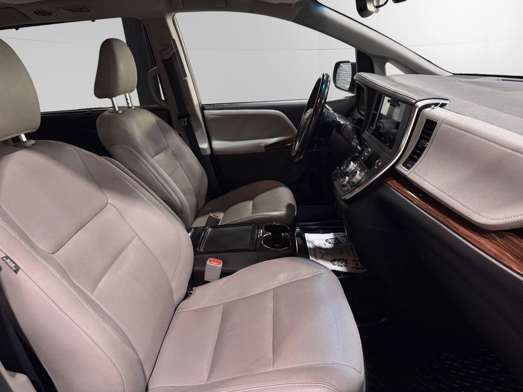 Used 2017 Toyota Sienna Limited AWD/4WD image 14