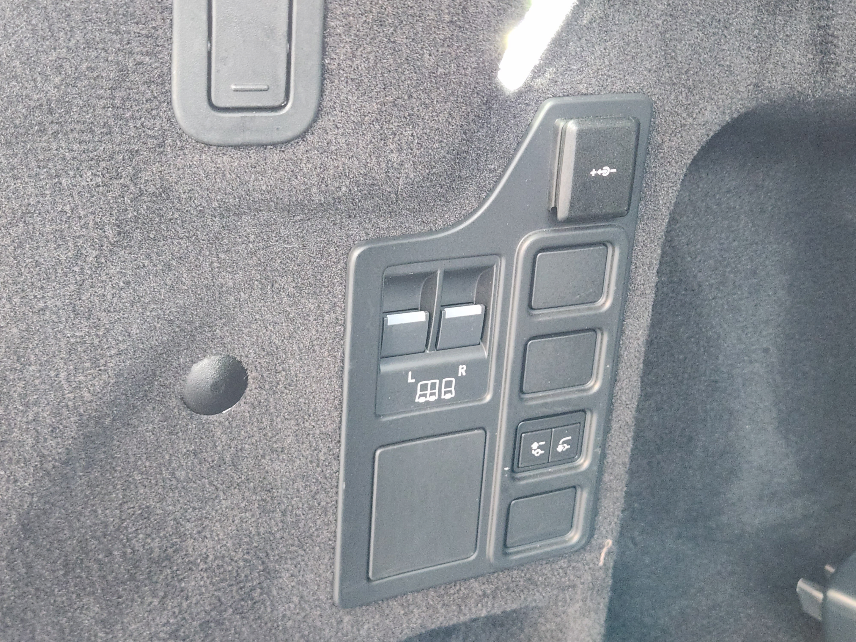 Certified 2025 Land Rover Discovery S AWD/4WD image 31