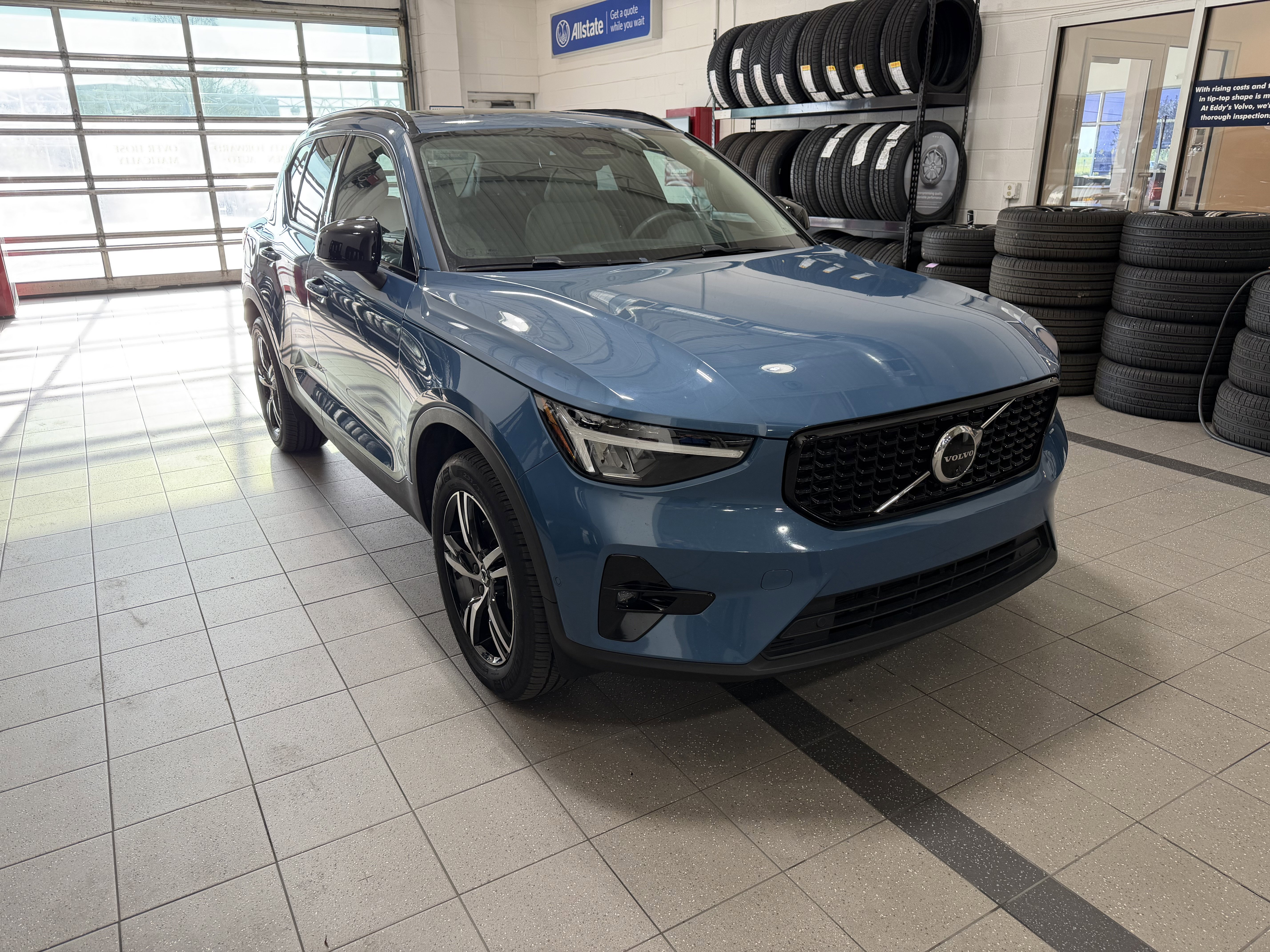 Used 2023 Volvo XC40 B5 Plus w/ Driver Assist Package AWD/4WD image 1