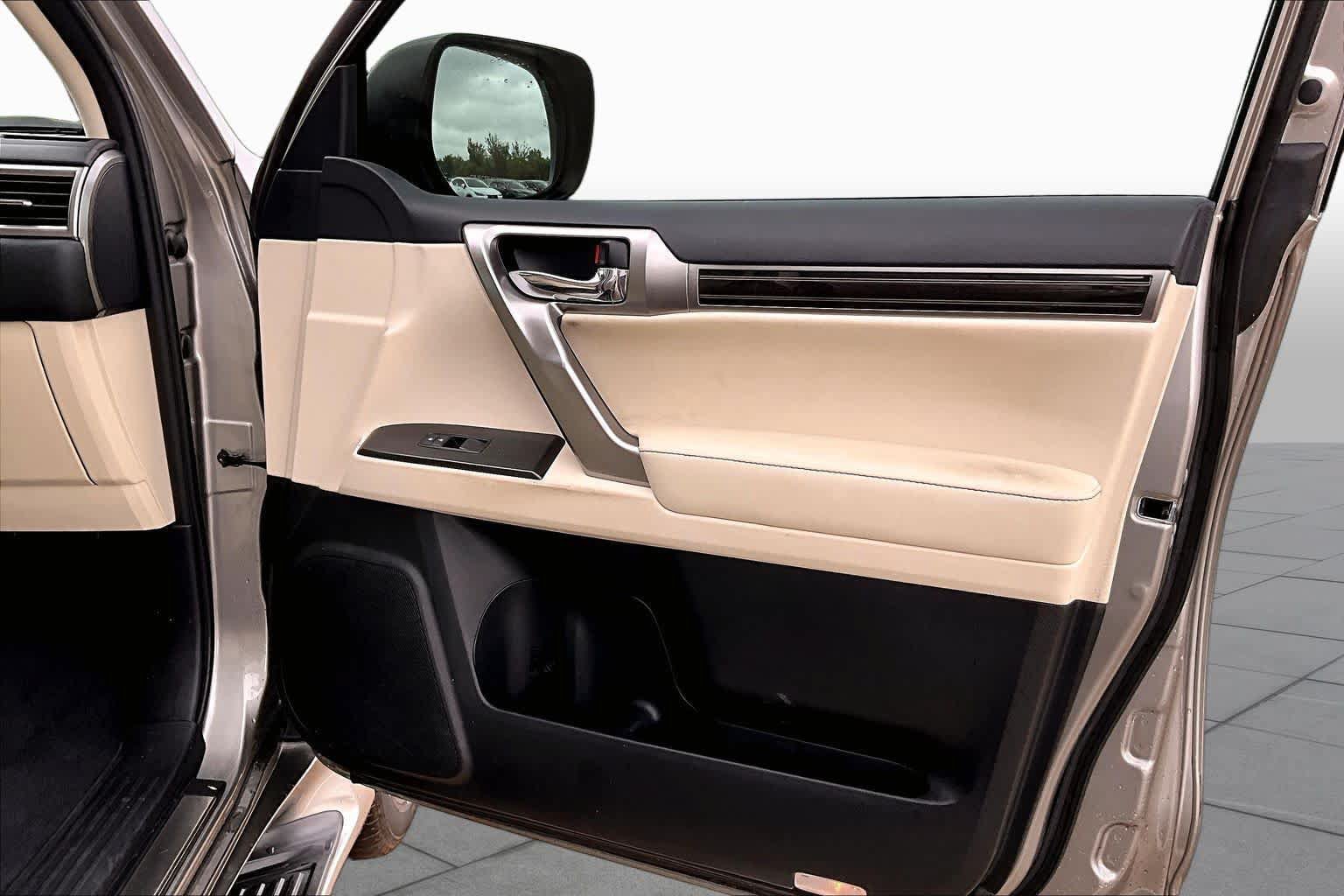 Used 2023 Lexus GX 460 Luxury w/ Sport Design Package AWD/4WD image 23