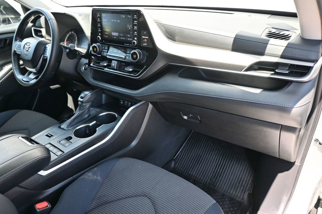 Used 2022 Toyota Highlander LE FWD image 8