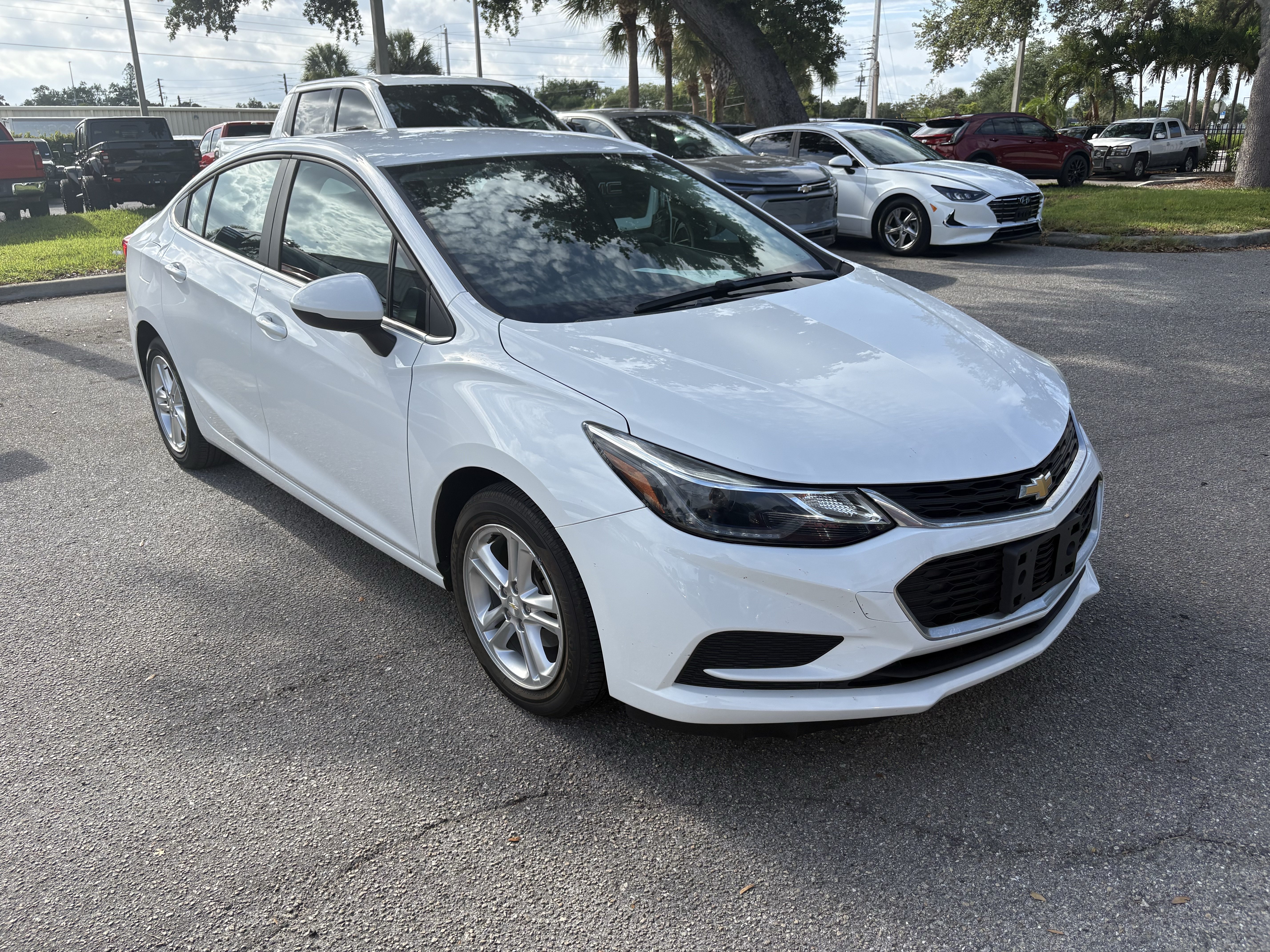 Used 2017 Chevrolet Cruze LT FWD image 1