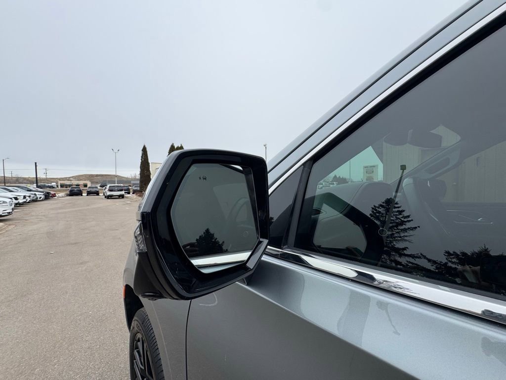 Used 2024 GMC Yukon SLT w/ SLT Luxury Package image 14