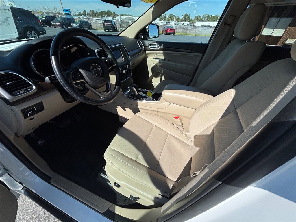 Used 2018 Jeep Grand Cherokee Laredo RWD image 13