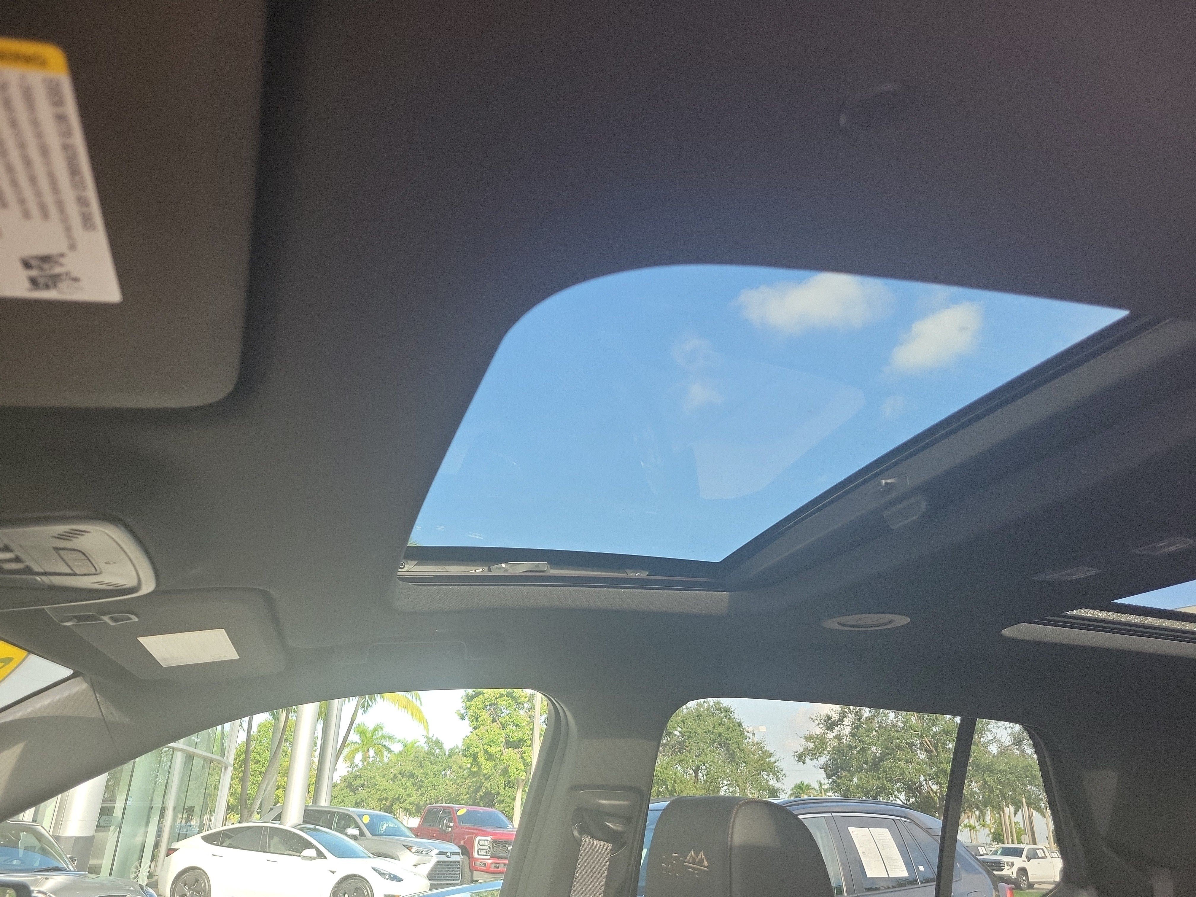 Used 2023 Chevrolet Traverse High Country FWD image 28
