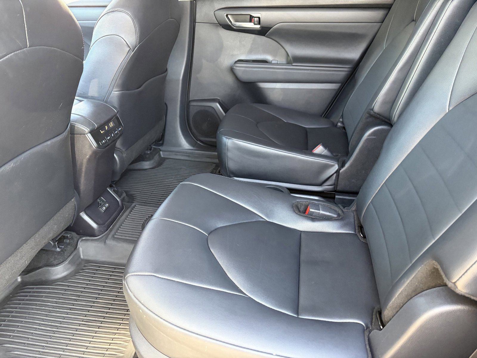 Used 2025 Toyota Highlander XLE FWD image 18