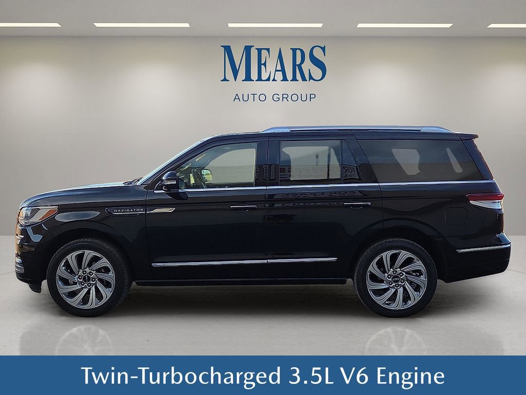 Used 2024 Lincoln Navigator Reserve image 3