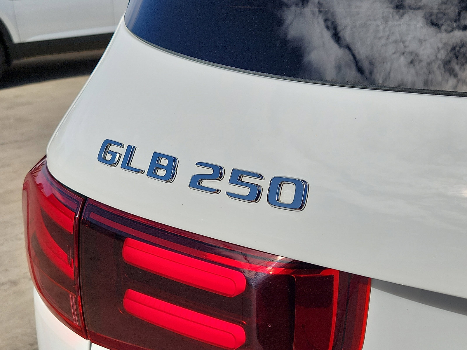 Used 2024 Mercedes-Benz GLB 250 4MATIC image 10