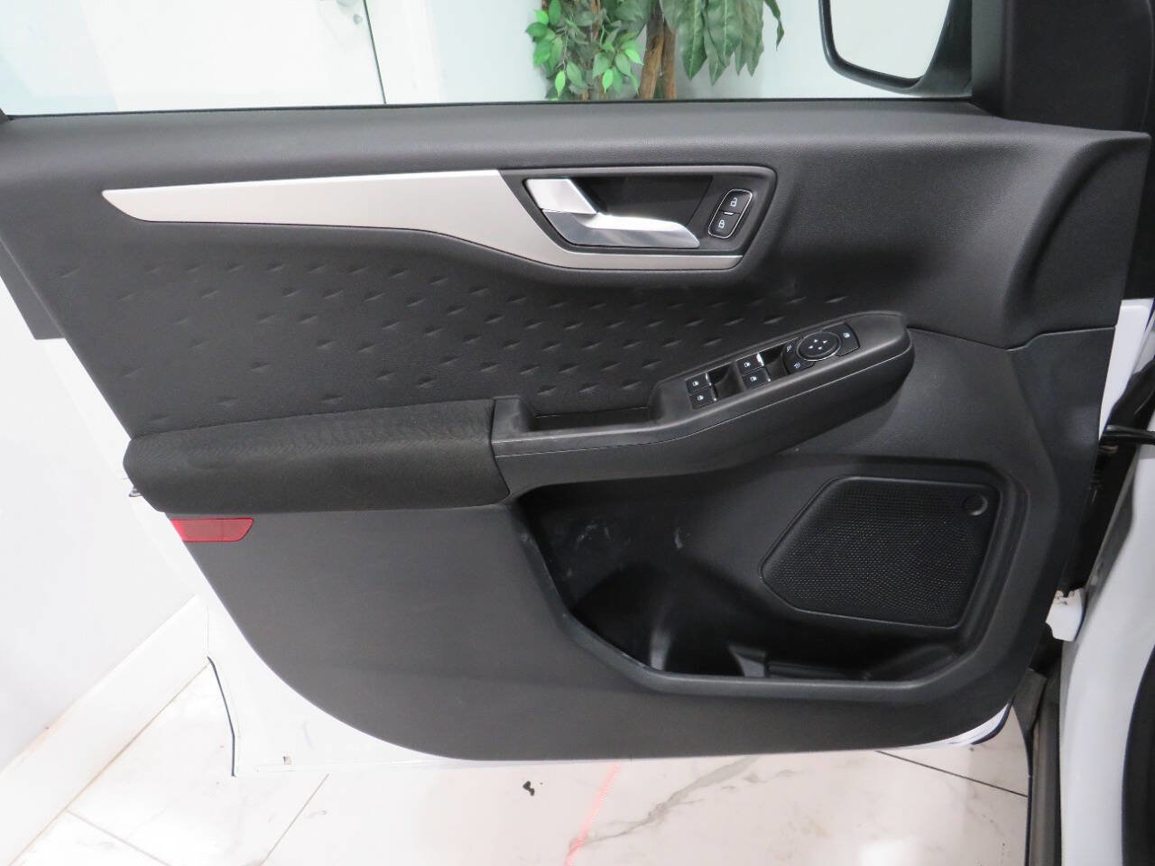 Used 2020 Ford Escape SE image 27