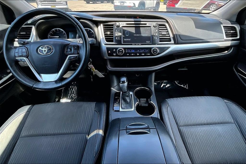 Used 2016 Toyota Highlander Plus w/ Preferred Accessory Package FWD image 11