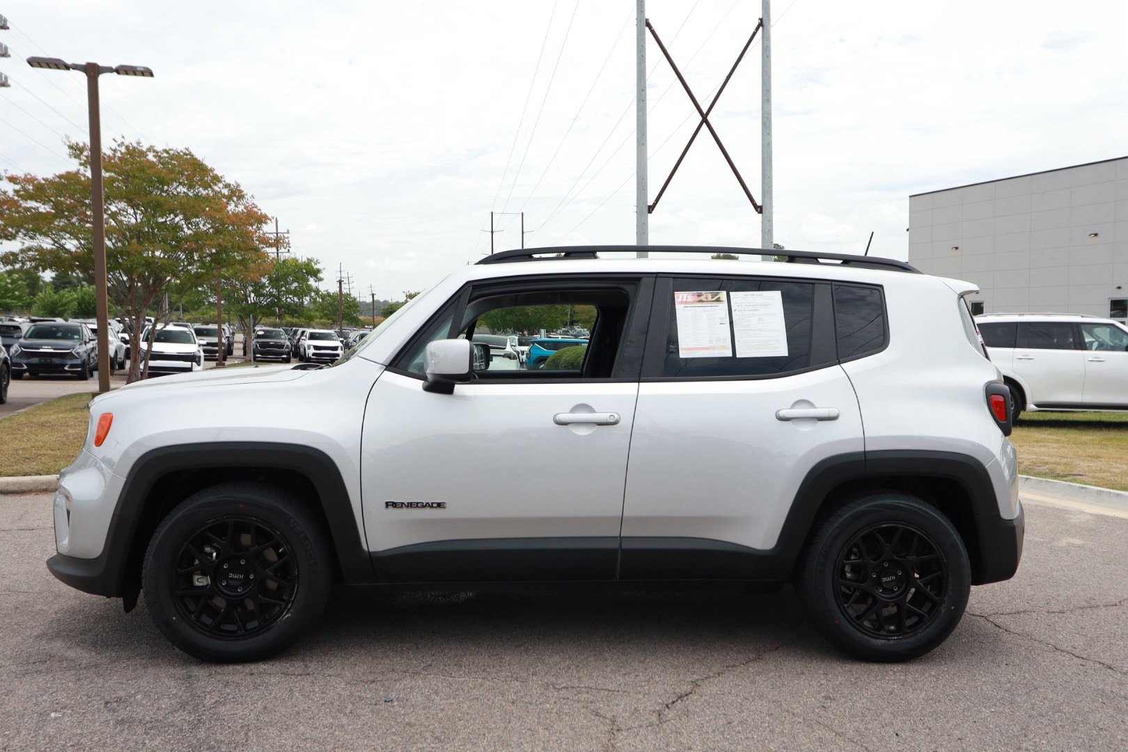 Used 2021 Jeep Renegade Latitude FWD image 2