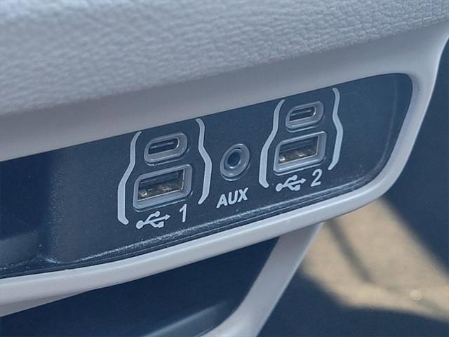 Certified 2024 Chrysler Pacifica Select image 32