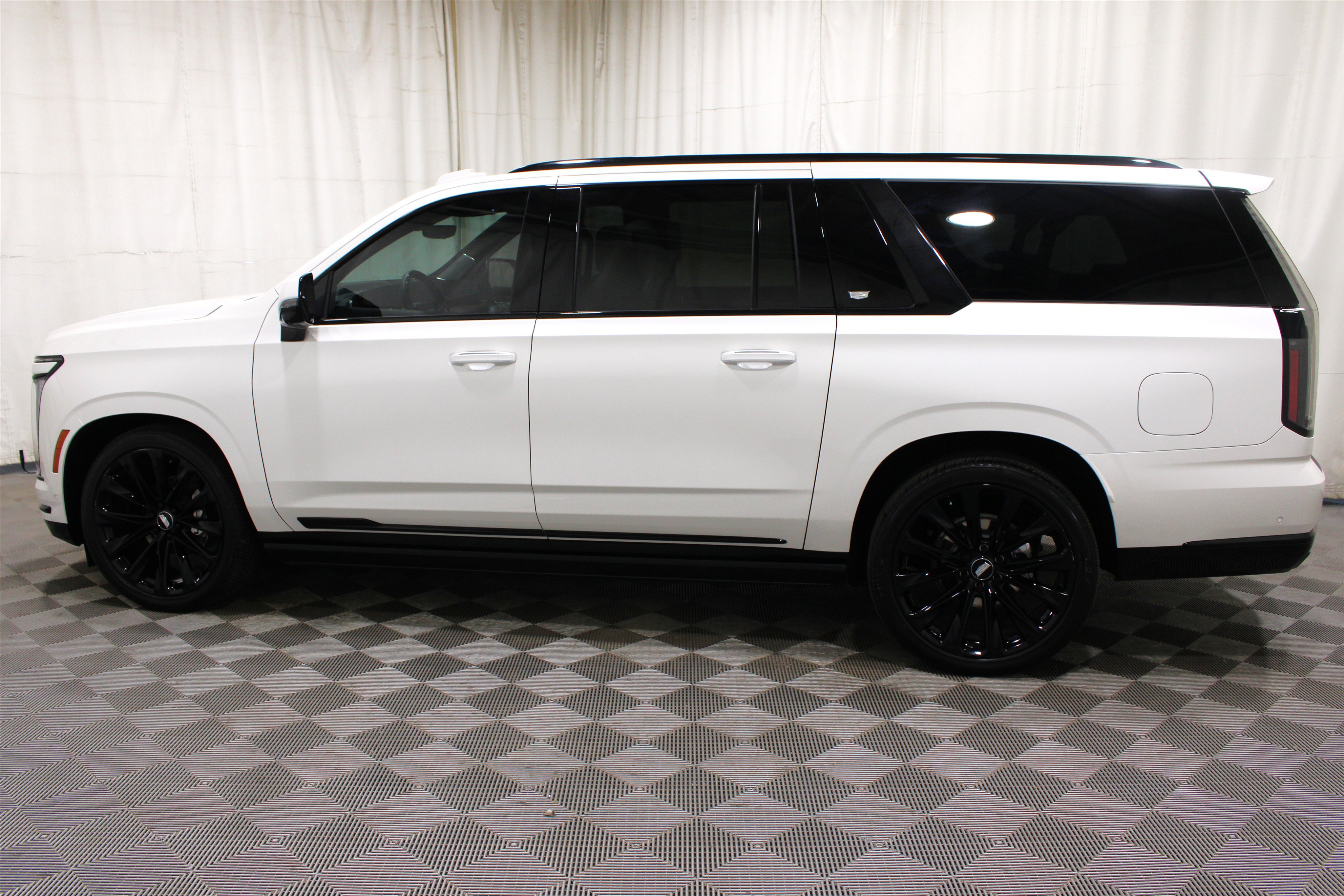 Certified 2025 Cadillac Escalade ESV Sport Platinum w/ LPO, ONYX Package AWD/4WD image 41