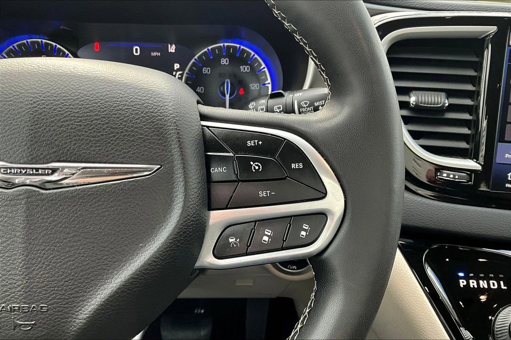 Used 2023 Chrysler Pacifica Touring-L image 13
