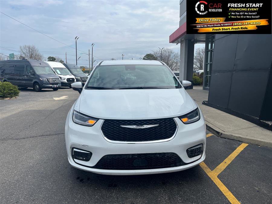Used 2023 Chrysler Pacifica Touring-L FWD image 2