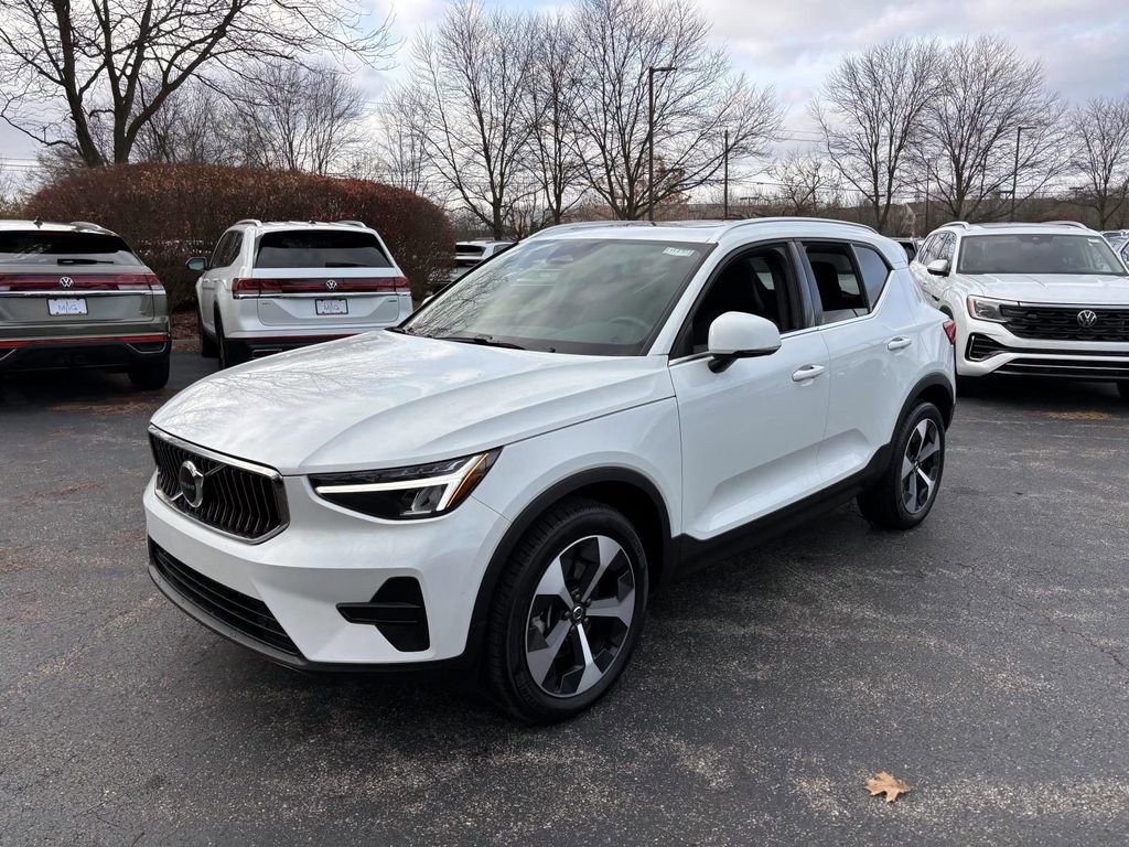 Used 2025 Volvo XC40 B5 Core w/ Protection Package Premier image 3