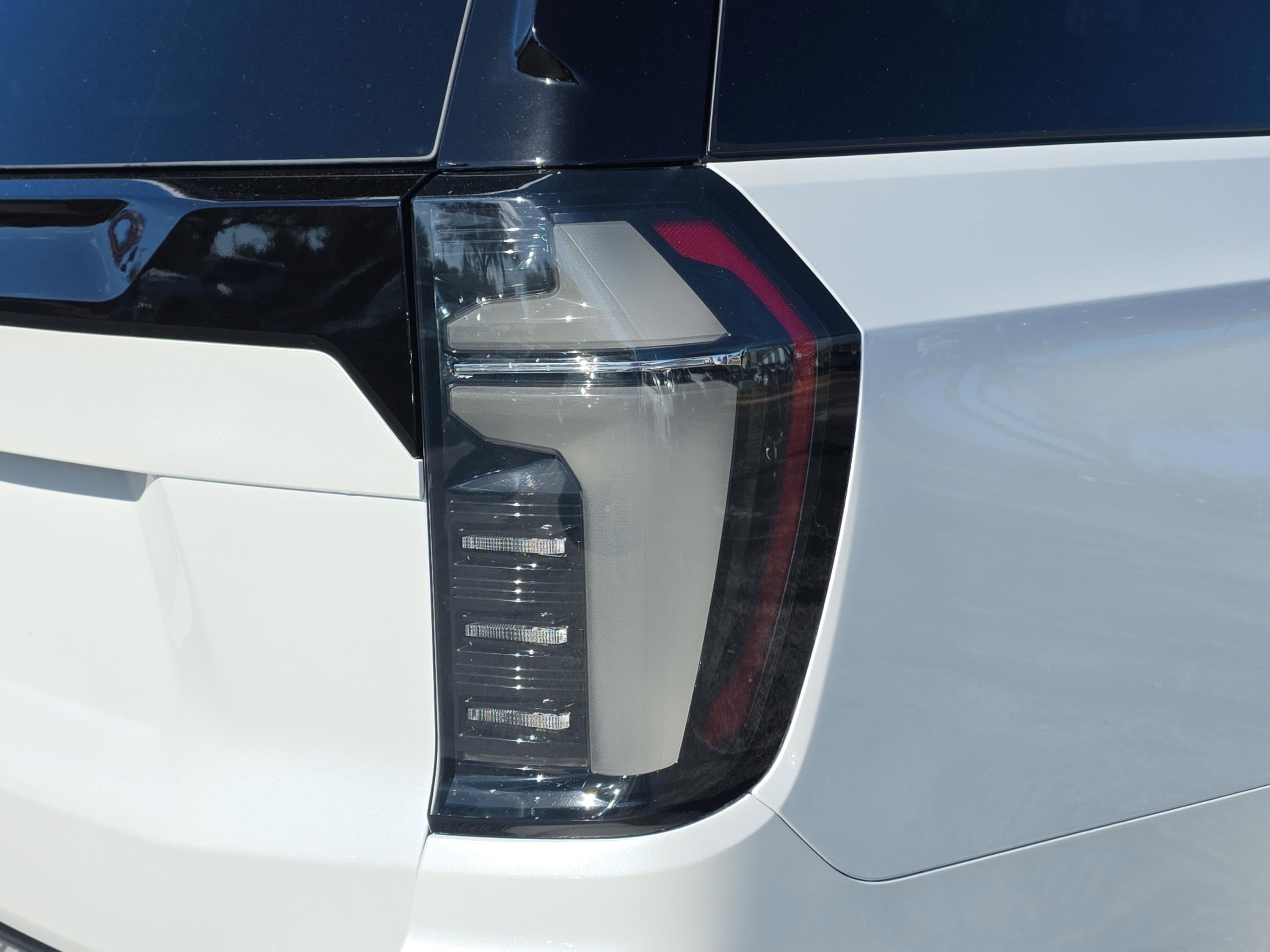 Used 2025 Chevrolet Suburban High Country image 14