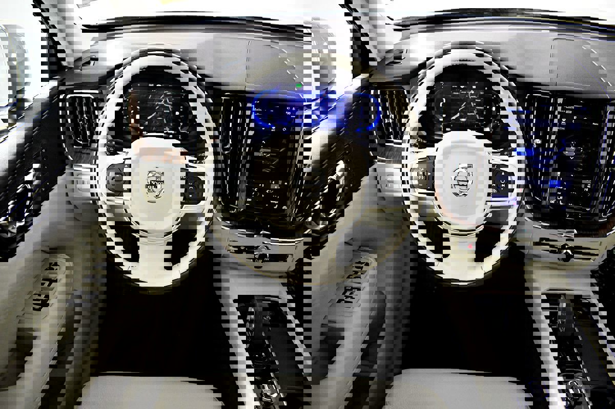 Used 2022 Volvo XC60 B5 Momentum image 21