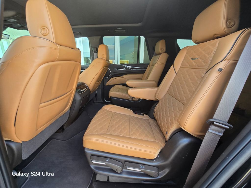 Used 2024 Cadillac Escalade Premium Luxury image 16