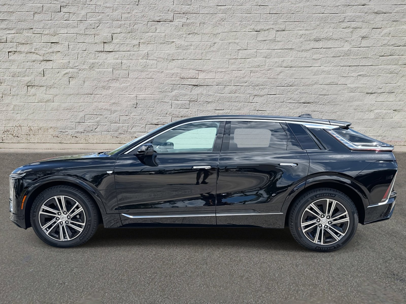 New 2025 Cadillac Lyriq Luxury image 2