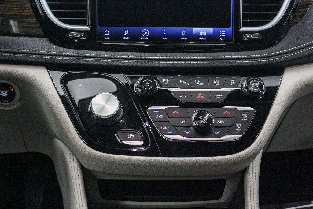 Used 2022 Chrysler Pacifica Limited FWD image 30