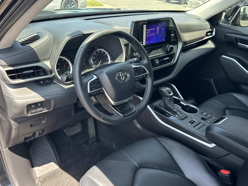 Used 2024 Toyota Highlander XLE AWD/4WD image 2