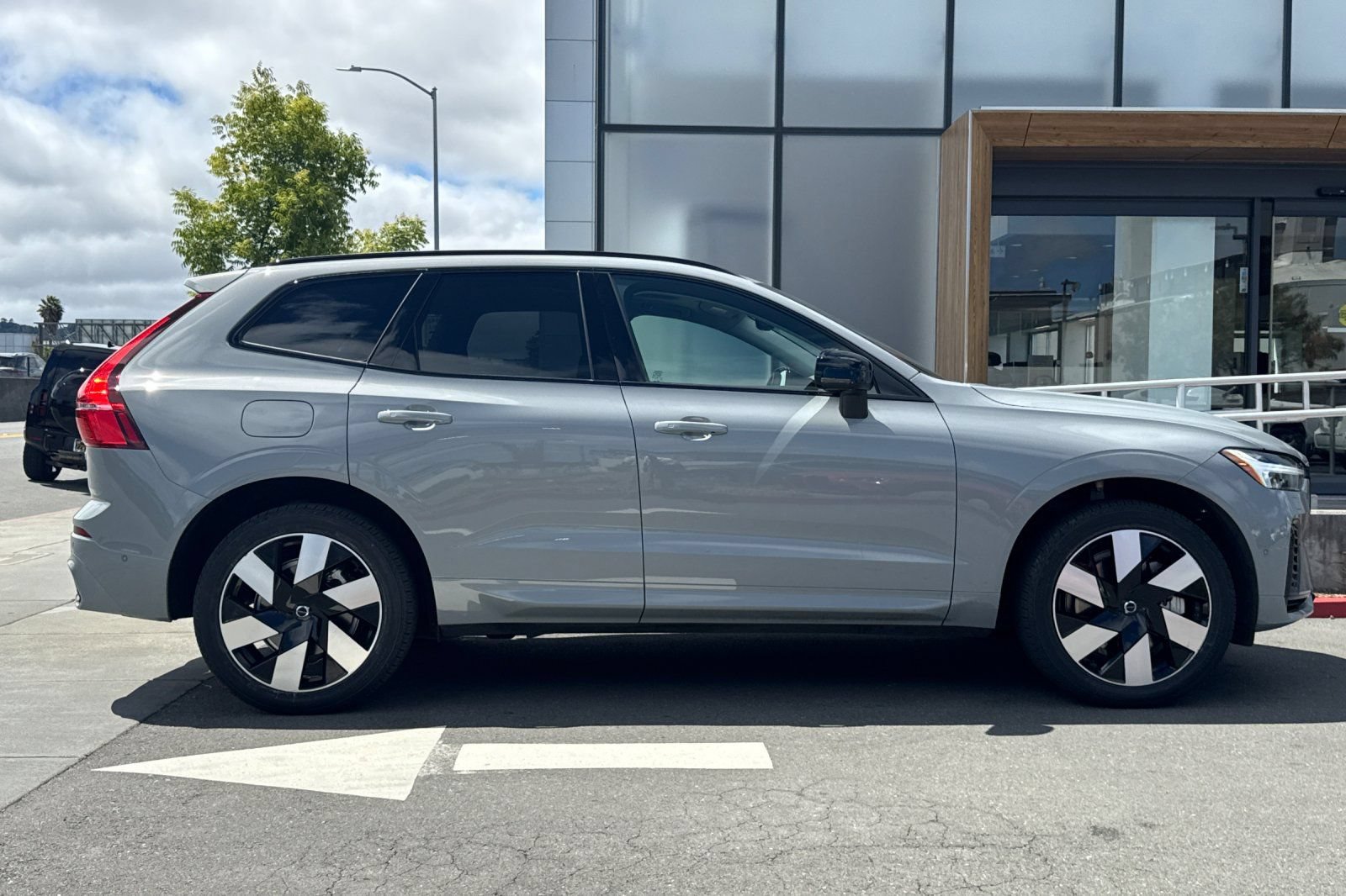 Used 2025 Volvo XC60 T8 Plus w/ Climate Package AWD/4WD image 9