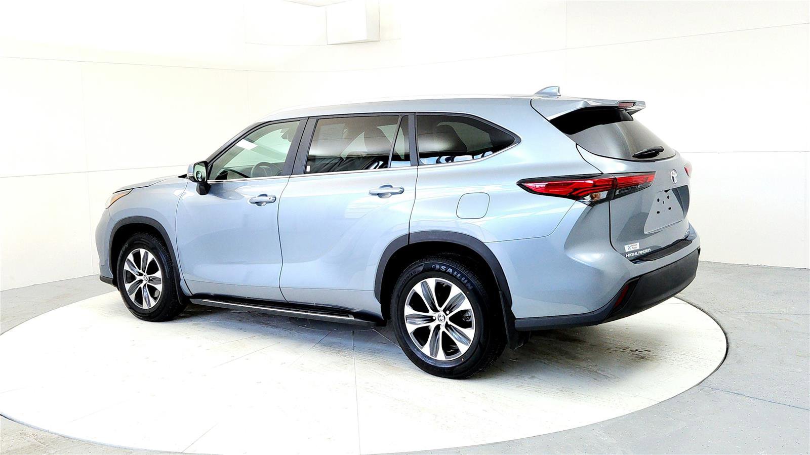 Certified 2023 Toyota Highlander XLE image 4