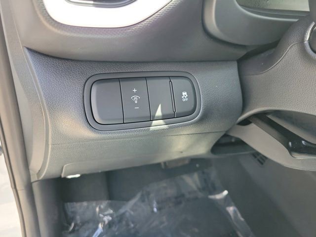 Certified 2023 Hyundai Venue Limited FWD image 17